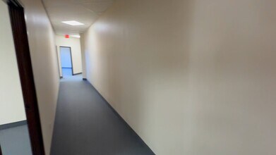 3330 Earhart Dr, Carrollton, TX à louer - Vidéo sur l’inscription commerciale 