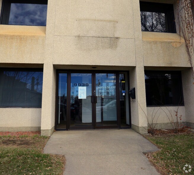 9930 78th Ave NW, Edmonton, AB à louer - Photo du bâtiment - Image 2 de 3