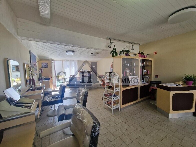 Retail in Draveil for lease - Building Photo - Image 2 of 5