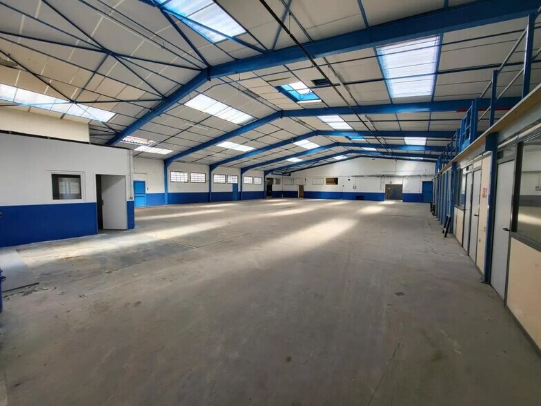 Local d'activités dans Vaulx-en-Velin à vendre - Photo du bâtiment - Image 2 de 7