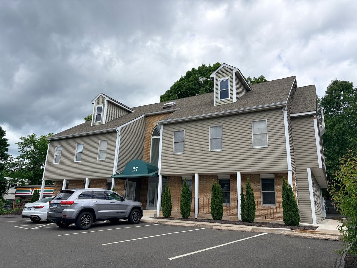 27 Mill Plain Rd, Danbury, CT 06811 - Unit 4 - Fl 2 -  - Interior Photo - Image 2 of 14