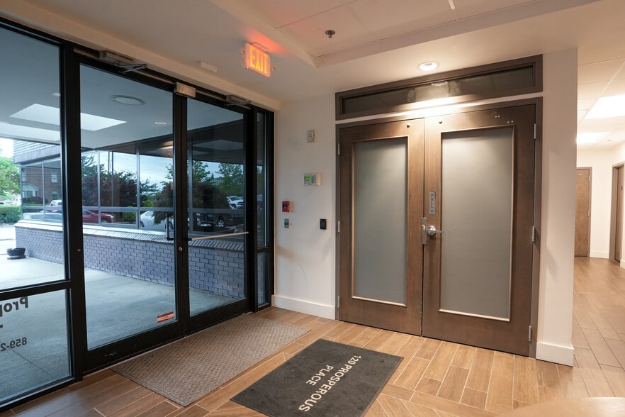 120 Prosperous Pl, Lexington, KY for lease - Building Photo - Image 3 of 28