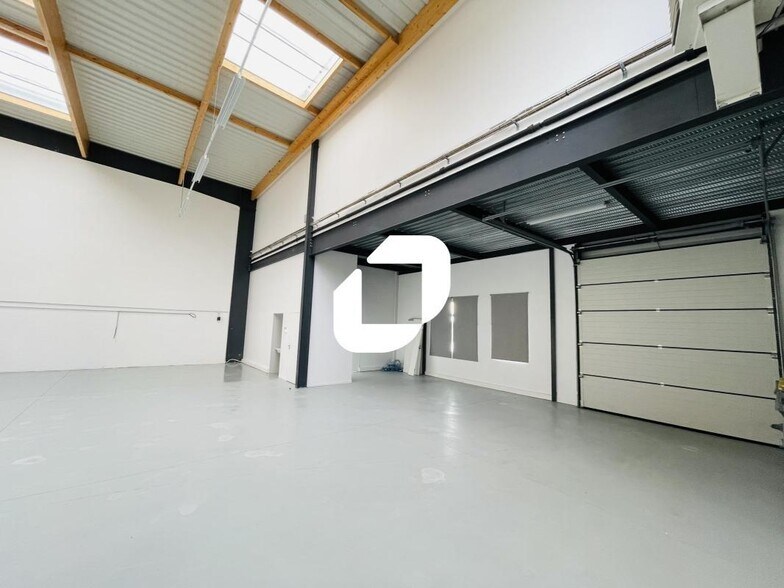 Flex dans Lieusaint à louer - Photo du bâtiment - Image 2 de 5