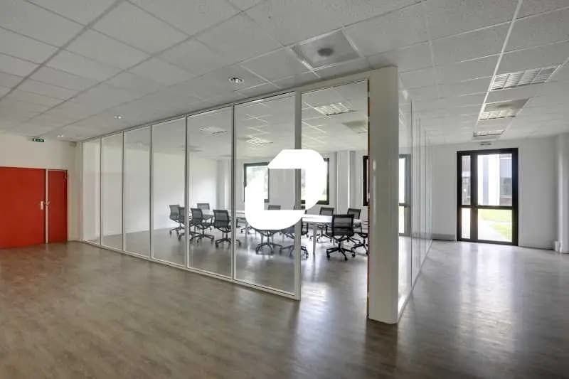 Office in Villebon-sur-Yvette for lease Interior Photo- Image 1 of 7
