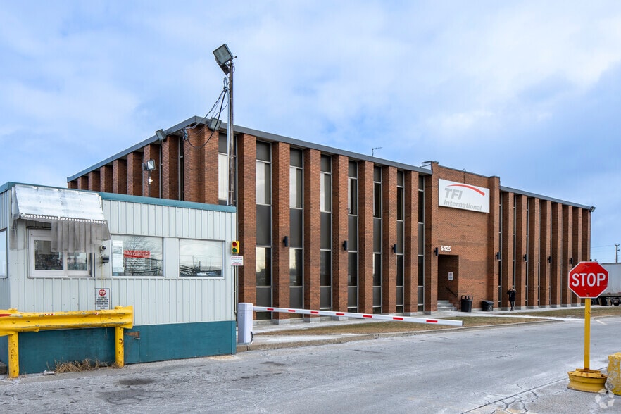 5425 Dixie Rd, Mississauga, ON à louer - Photo du bâtiment - Image 2 de 3