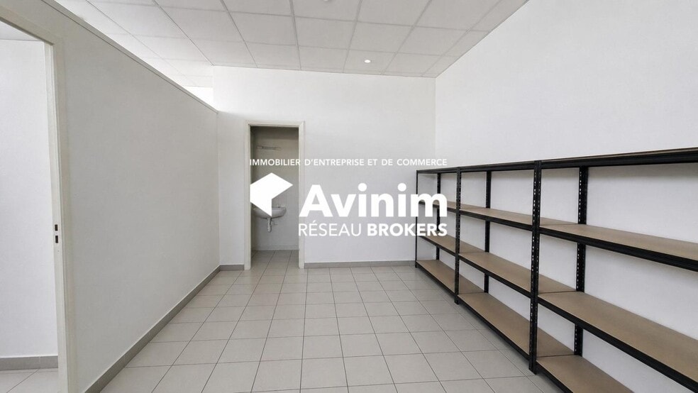 Retail in Le Havre for lease - Interior Photo - Image 2 of 2