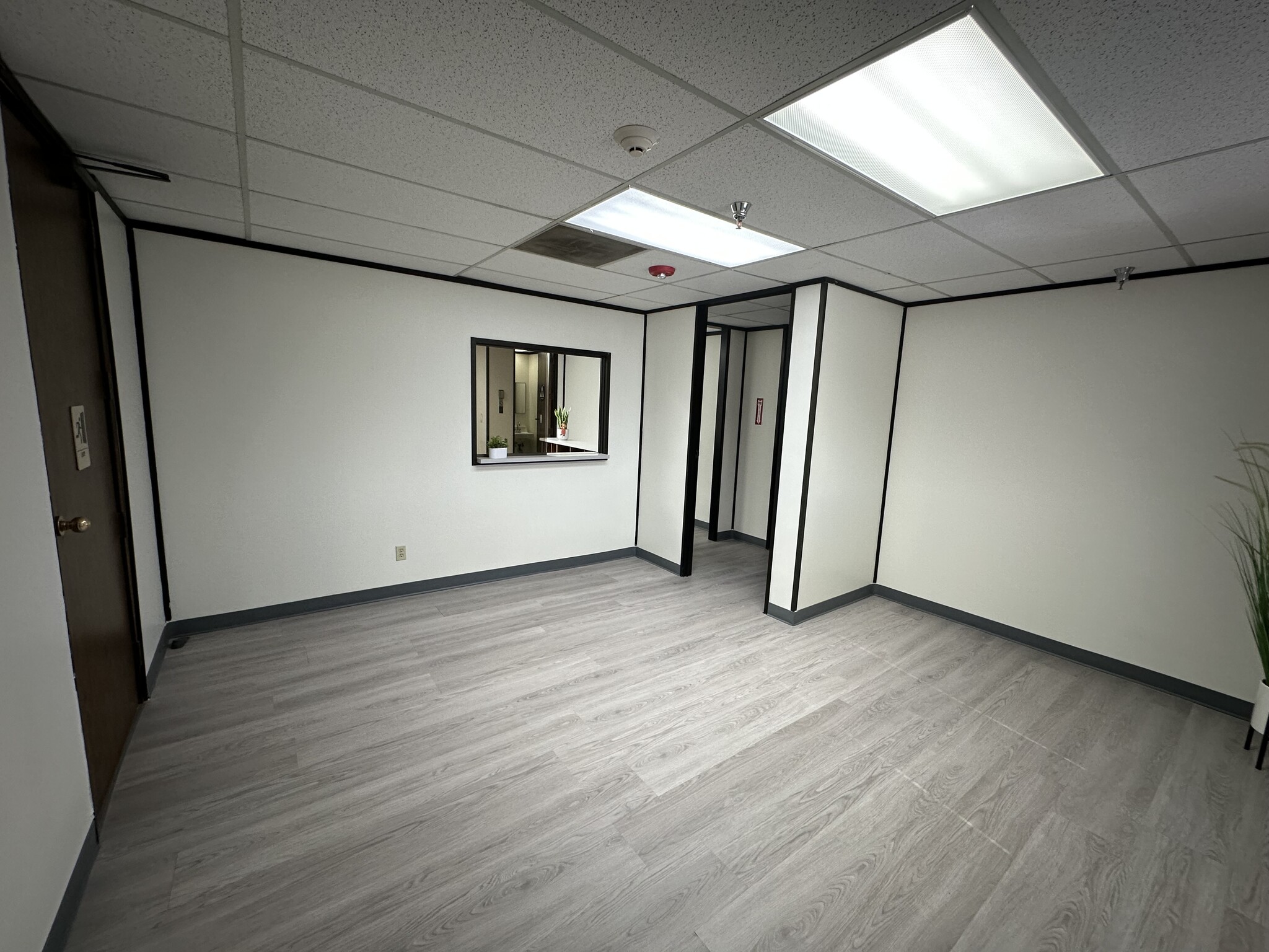 2323 16th St, Bakersfield, CA for lease Interior Photo- Image 1 of 7