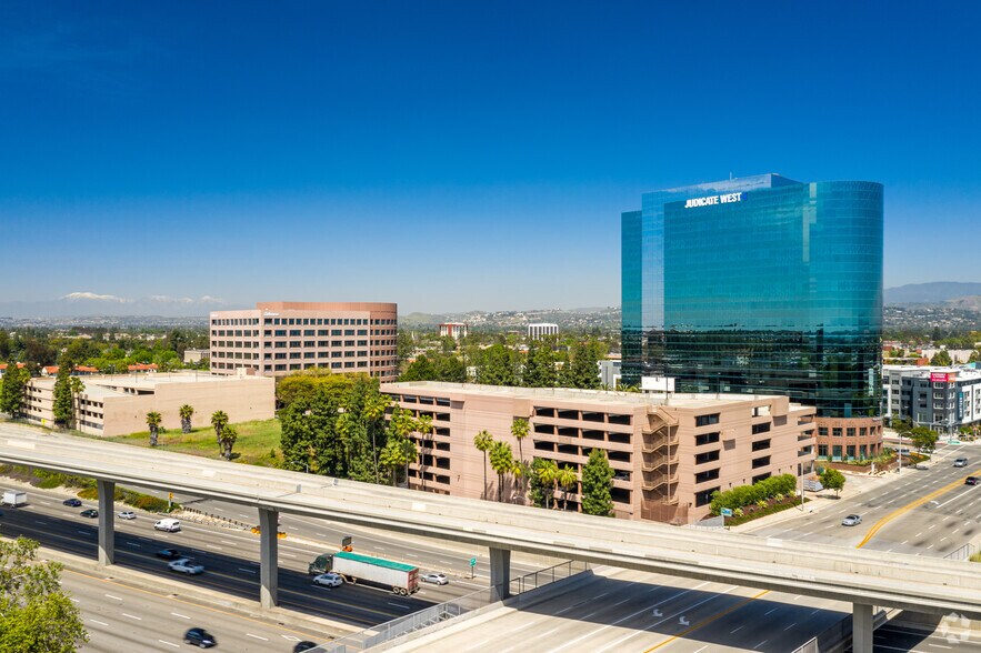 1851 E 1st St, Santa Ana, CA à louer - Photo du bâtiment - Image 2 de 21