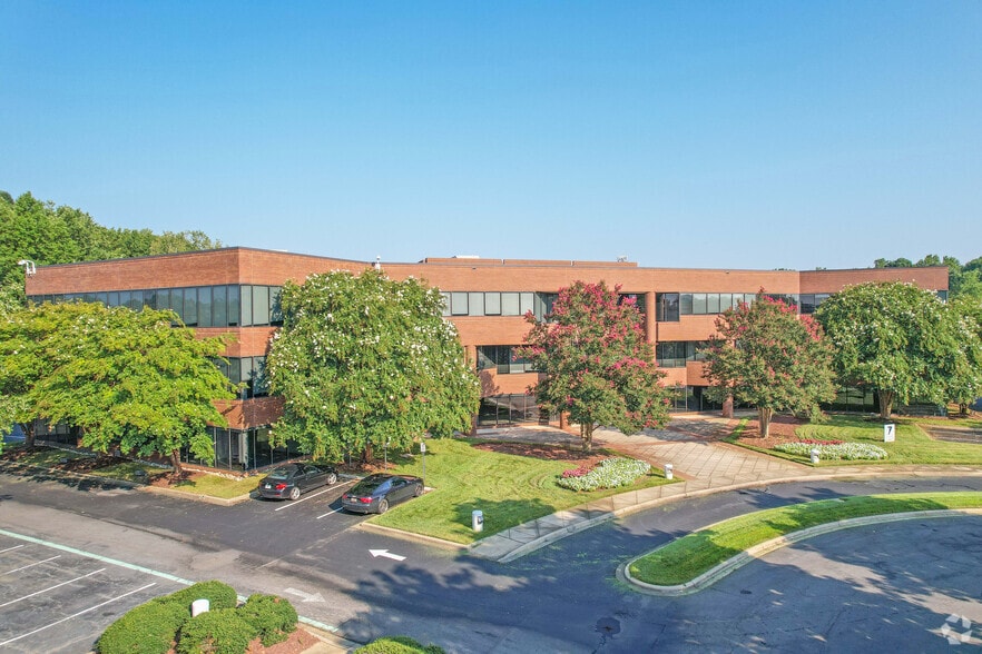 5024 Parkway Plaza Blvd, Charlotte, NC for sale - Primary Photo - Image 1 of 6