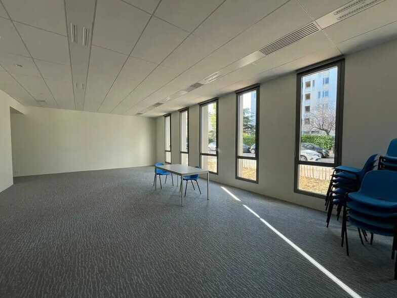 Bureau dans Villeurbanne à vendre - Photo du bâtiment - Image 2 de 8