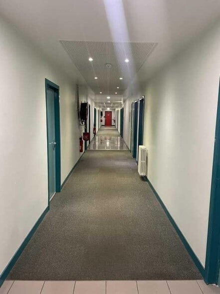 Flex in Paris for lease - Interior Photo - Image 2 of 15