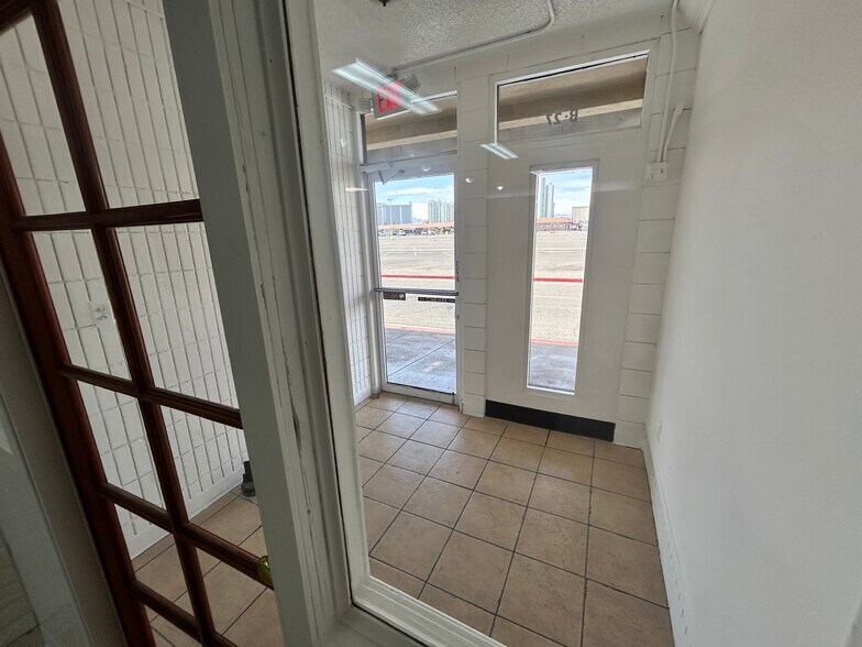 953 E Sahara Ave, Las Vegas, NV à louer - Photo du bâtiment - Image 3 de 9