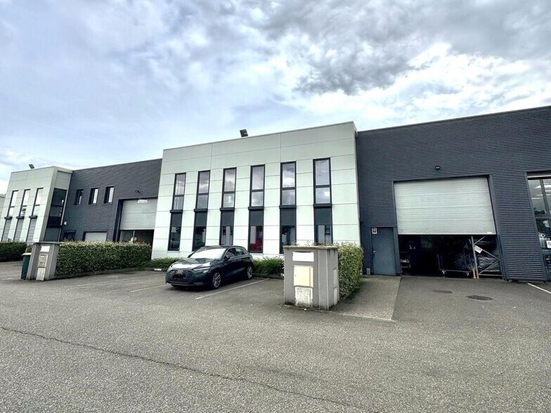 Local d'activités dans Venissieux à vendre - Photo du bâtiment - Image 1 de 9