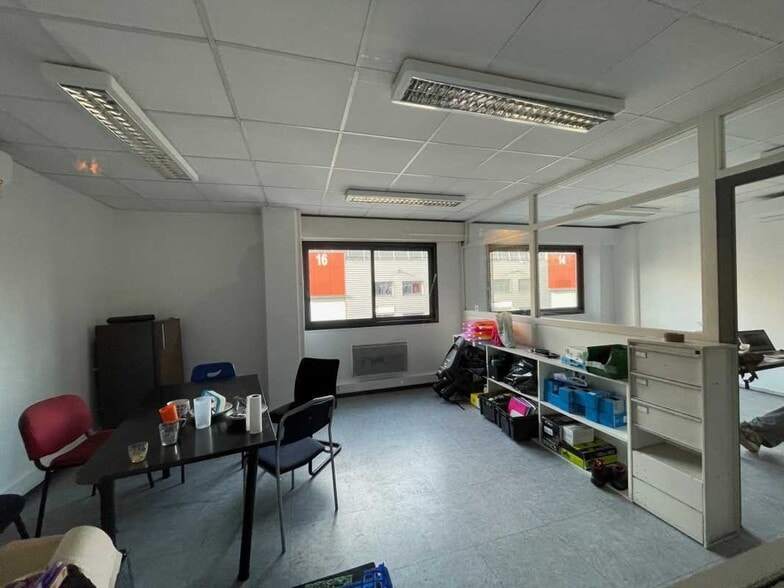 Flex in Villeurbanne for lease - Interior Photo - Image 3 of 5