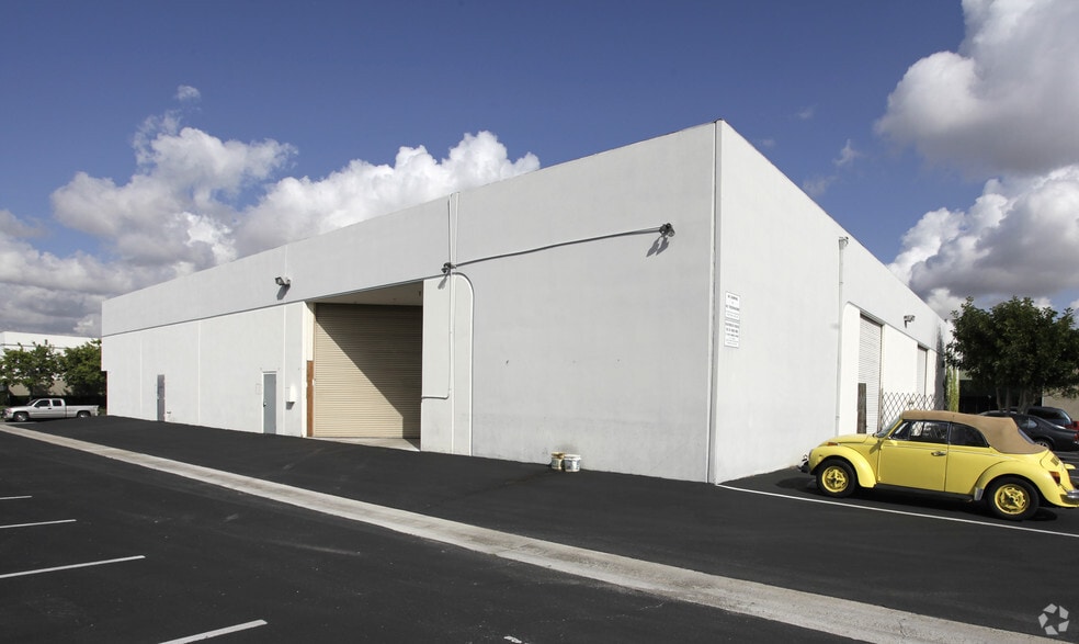 7192 Patterson Dr, Garden Grove, CA for lease - Building Photo - Image 3 of 7