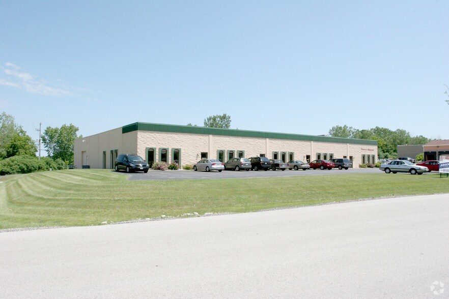 W226N900 EASTMOUND Dr, Waukesha, WI à louer - Photo principale - Image 1 de 8