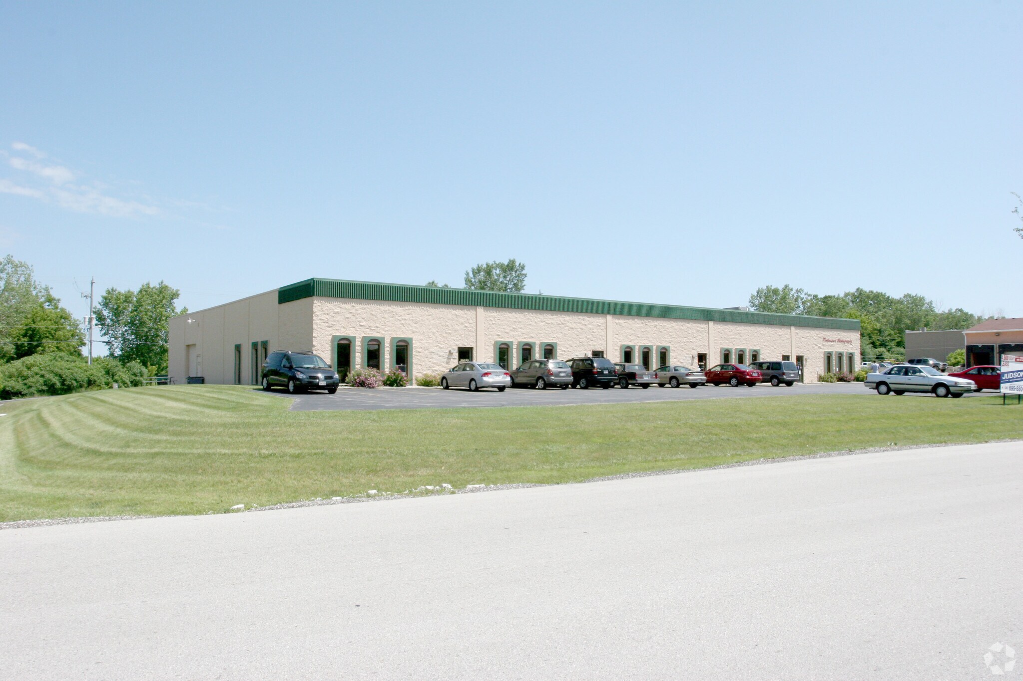 W226N900 EASTMOUND Dr, Waukesha, WI à louer Photo principale- Image 1 de 9