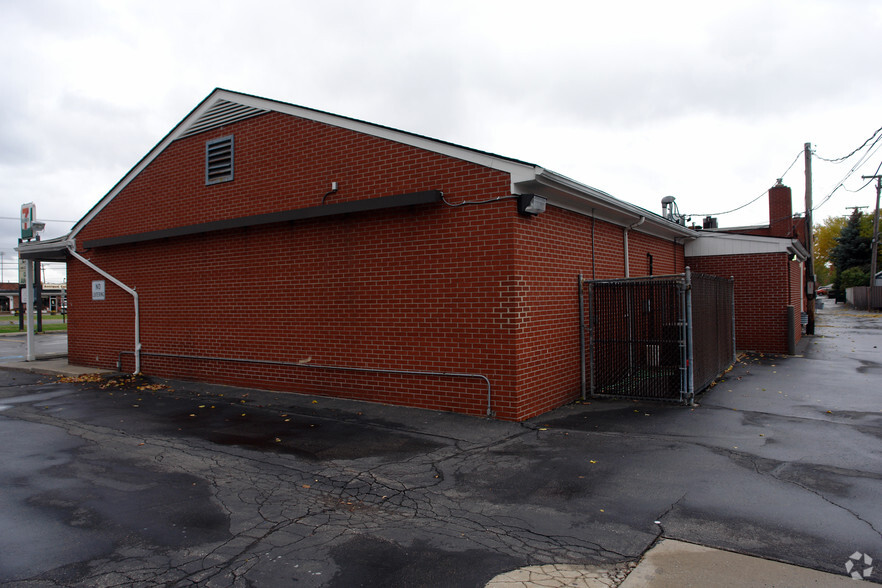 11555-11575 E 13 Mile Rd, Warren, MI for lease - Building Photo - Image 2 of 4