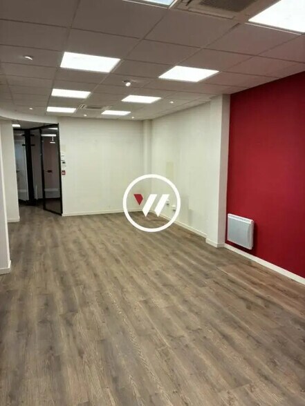 Retail in Marseille for lease - Interior Photo - Image 3 of 6