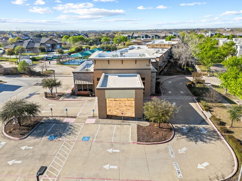 1507 W Hebron Pky, Carrollton, TX à vendre - Photo du bâtiment - Image 2 de 25