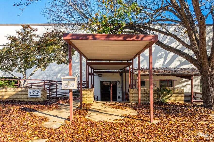 1300 E Rusk St, Jacksonville, TX for lease - Building Photo - Image 2 of 16