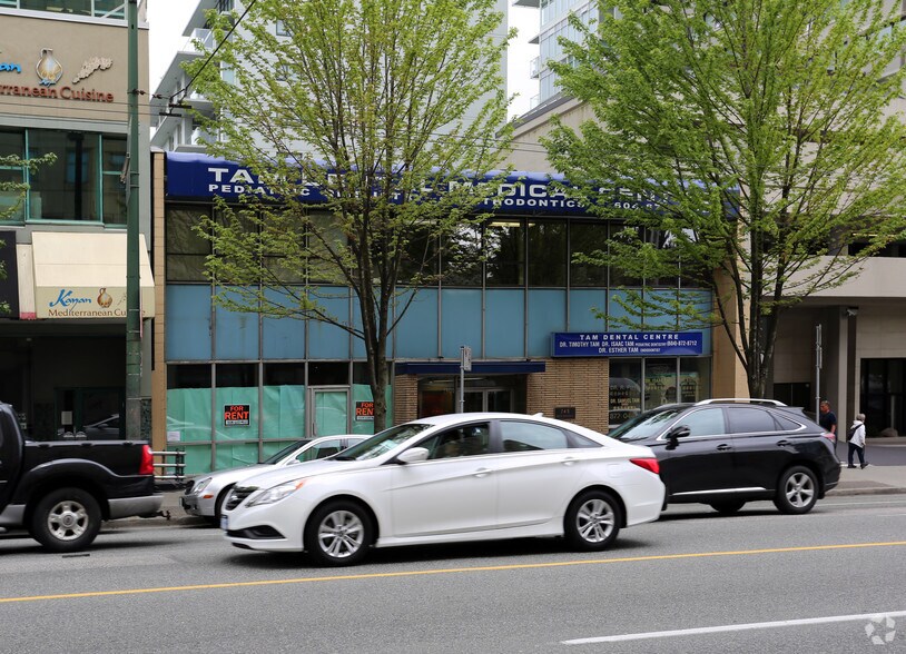 745 W Broadway, Vancouver, BC à louer - Photo du bâtiment - Image 2 de 2