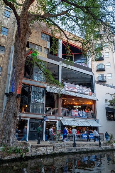 212 College St, San Antonio, TX à louer - Photo du bâtiment - Image 1 de 7