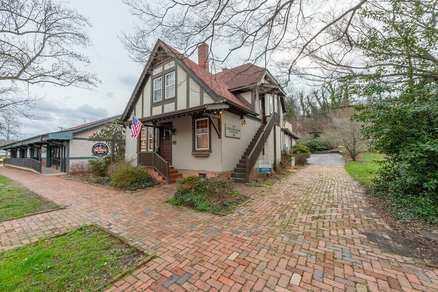5 All Souls Cres, Asheville, NC à louer - Photo principale - Image 1 de 12