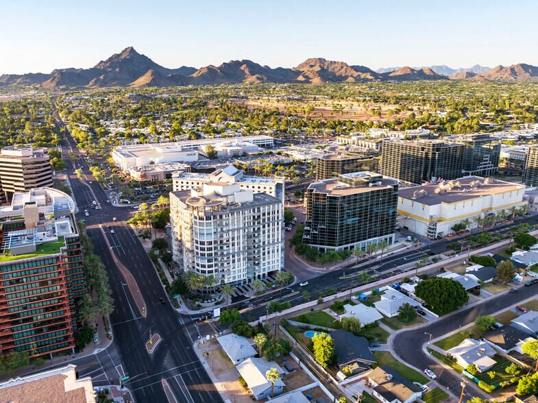 2415 E Camelback Rd, Phoenix, AZ à louer - Photo du bâtiment - Image 3 de 17