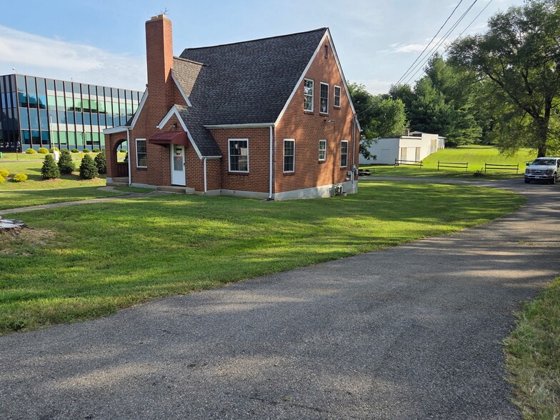 5335 Airport Rd NW, Roanoke, VA for lease - Building Photo - Image 1 of 19