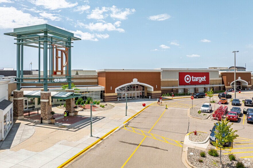 8251 Flying Cloud Dr, Eden Prairie, MN à louer - Photo du bâtiment - Image 2 de 37