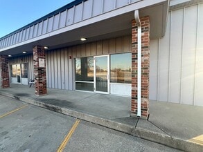 122 Indian Springs Dr, Sandwich, IL for lease Building Photo- Image 1 of 10