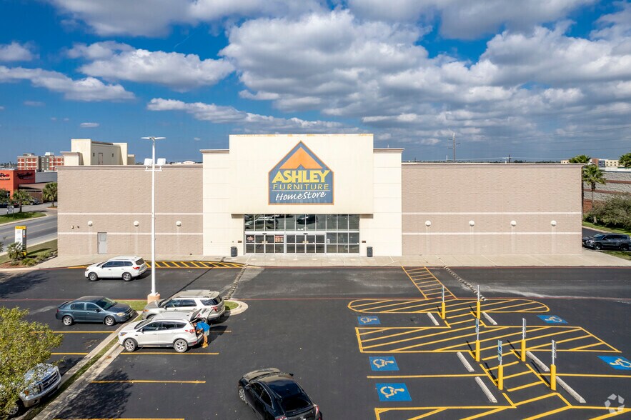 3000 Pablo Kisel Blvd, Brownsville, TX à louer - Photo du bâtiment - Image 3 de 19