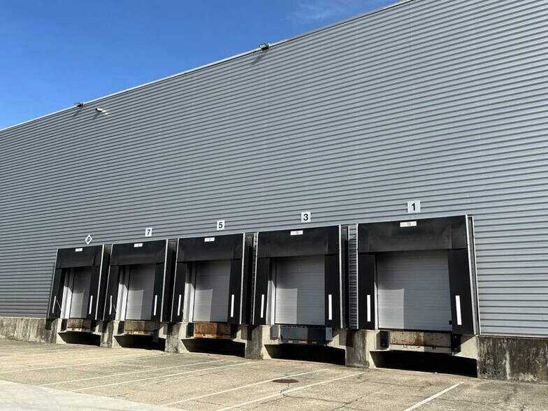 Flex in Mions for lease - Building Photo - Image 3 of 18