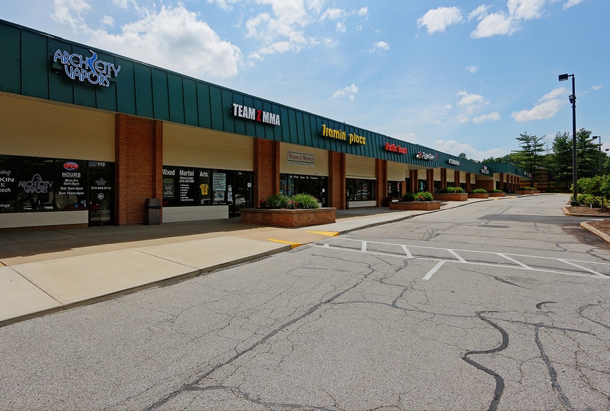 100-176 Four Seasons Shopping Ctr, Chesterfield, MO for lease - Primary Photo - Image 1 of 7