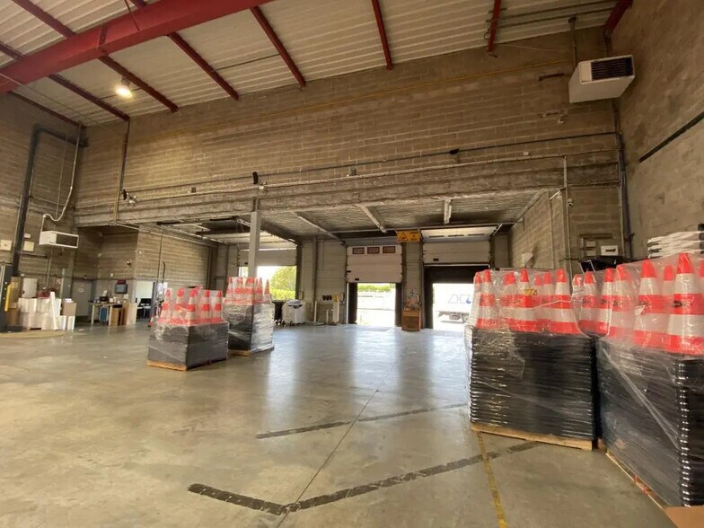 Flex in Combs-la-Ville for lease - Interior Photo - Image 3 of 5