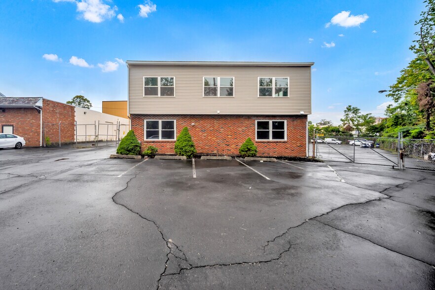 2168 Bennett Rd, Philadelphia, PA à louer - Photo du bâtiment - Image 1 de 36