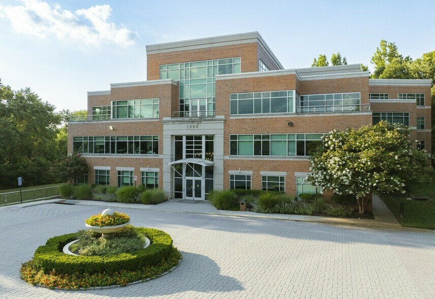 1984 Isaac Newton Sq W, Reston, VA à louer - Photo du bâtiment - Image 1 de 18