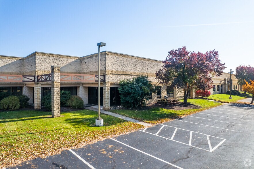 57 S Commerce Way, Bethlehem, PA à louer - Photo du bâtiment - Image 1 de 7