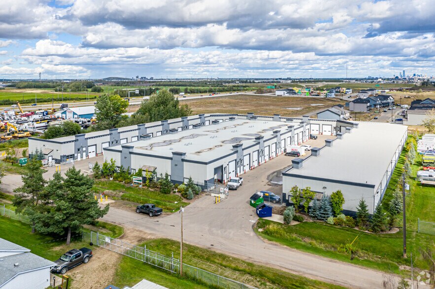 9903 209 St NW, Edmonton, AB à vendre - Photo principale - Image 2 de 13