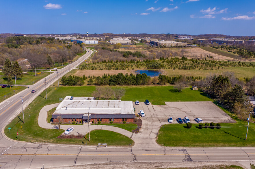 5100 S Calhoun Rd, New Berlin, WI à vendre - Photo du bâtiment - Image 1 de 1