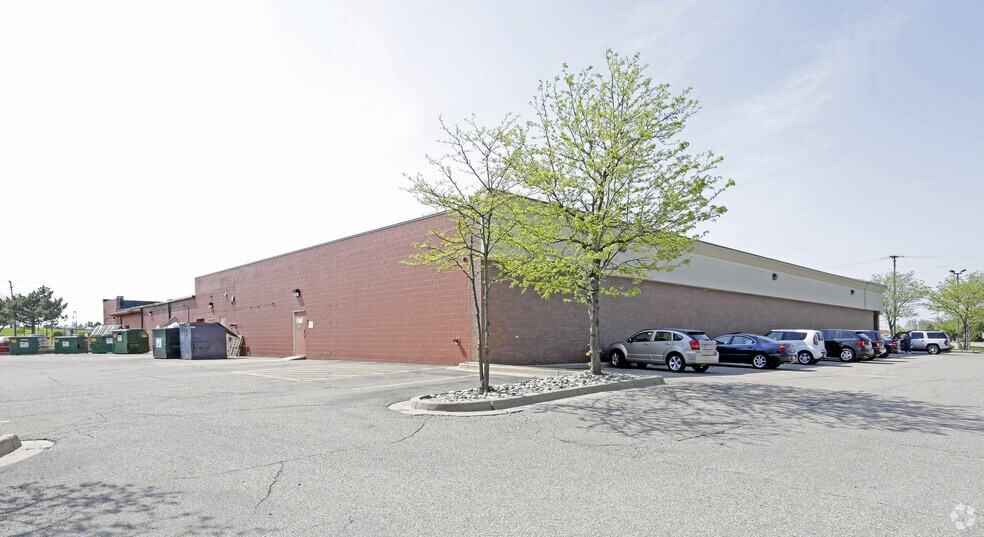 12170-12220 Hall Rd, Sterling Heights, MI à louer - Photo du bâtiment - Image 2 de 7