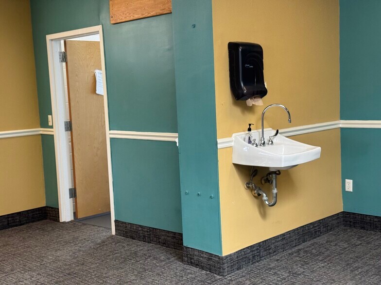 219 Richmond Ave, New Milford, NJ à vendre - Photo du bâtiment - Image 3 de 13