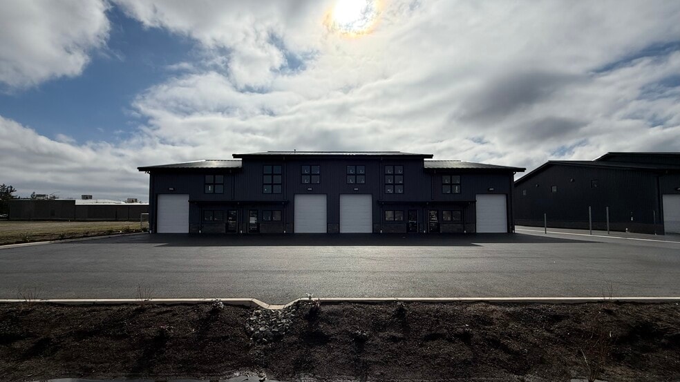 2016 Commerce, Medford, OR for lease - Building Photo - Image 2 of 11
