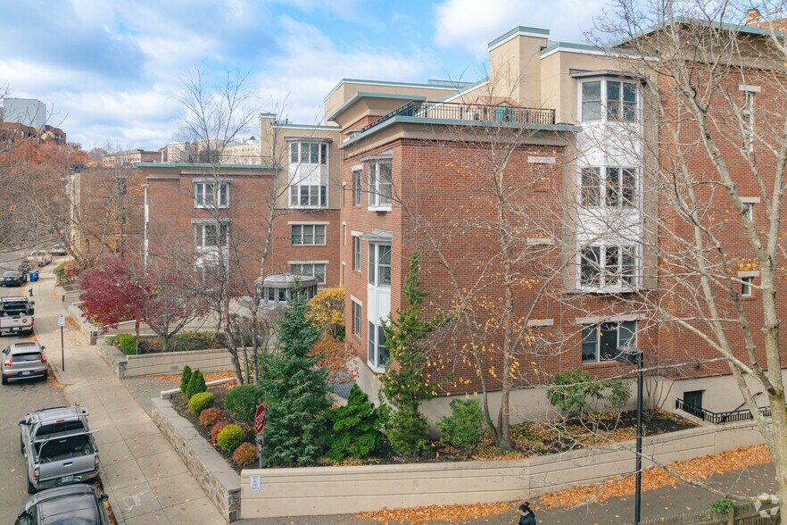 77 Marion St, Brookline, MA à vendre - Photo du bâtiment - Image 3 de 5