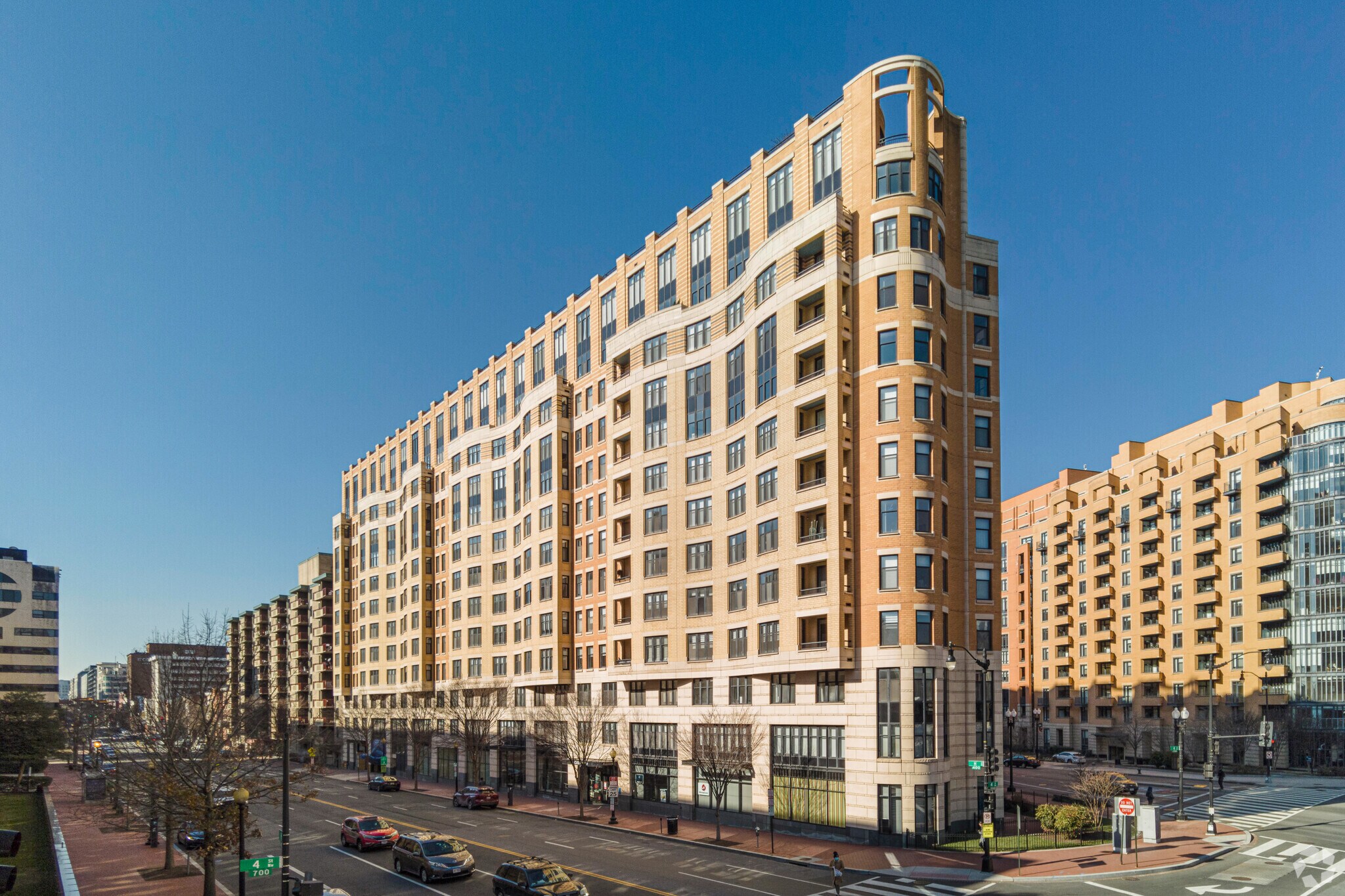 400 Massachusetts Ave NW, Washington, DC à louer Photo du bâtiment- Image 1 de 5