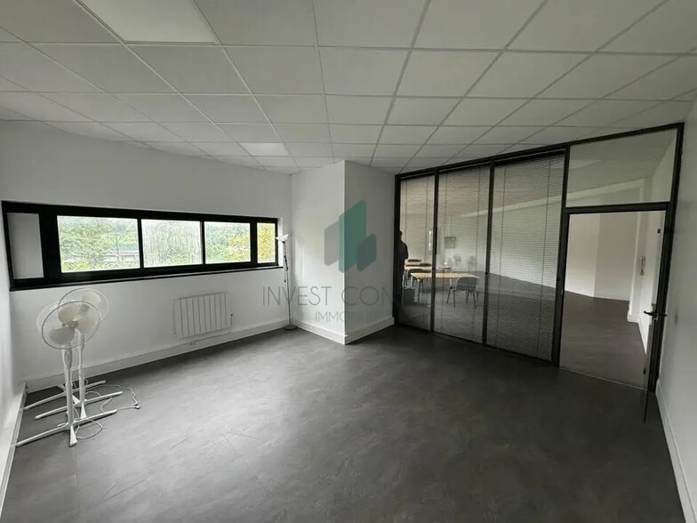Flex in Saint-Denis for lease - Building Photo - Image 1 of 8