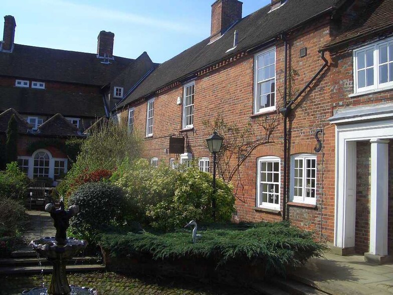 30 Shepherds Ln, Beaconsfield à louer - Photo du bâtiment - Image 2 de 5