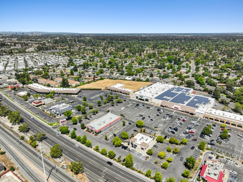 8363-8383 Folsom Blvd, Sacramento, CA à vendre - Photo du bâtiment - Image 2 de 10