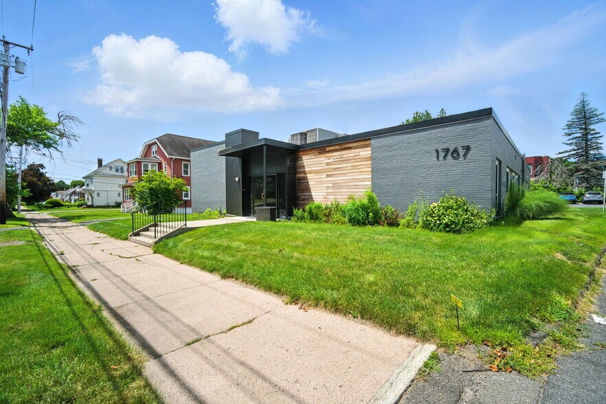 1767 Northampton St, Holyoke, MA à vendre - Photo du bâtiment - Image 2 de 22